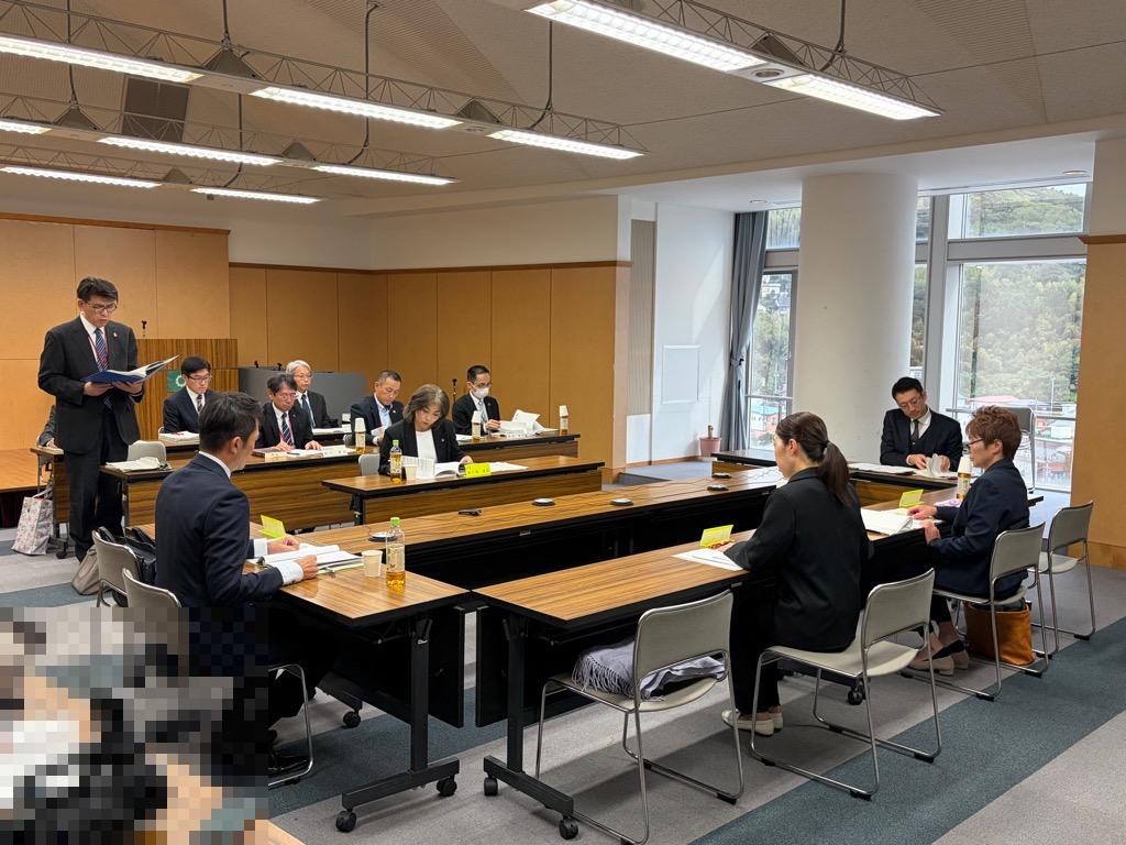 総合教育会議で協議する市長と教育委員4人