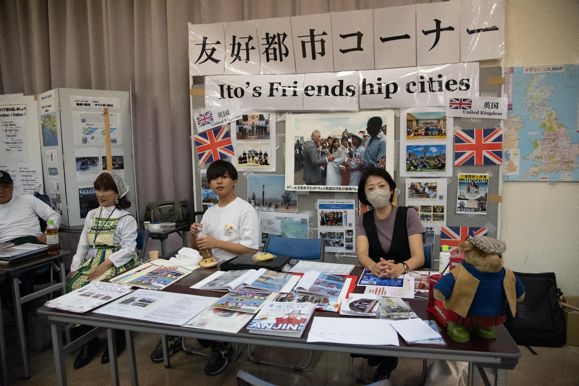 友好都市イギリスの展示ブースで案内人をしている男性と女性の写真