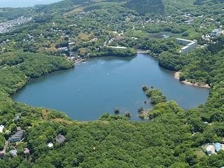 上空から撮影した一碧湖