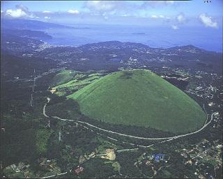 上空から撮影した大室山