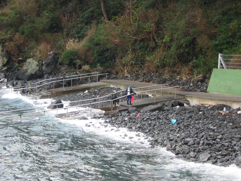 海岸に設けられた富戸漁港ダイビング用スロープの写真