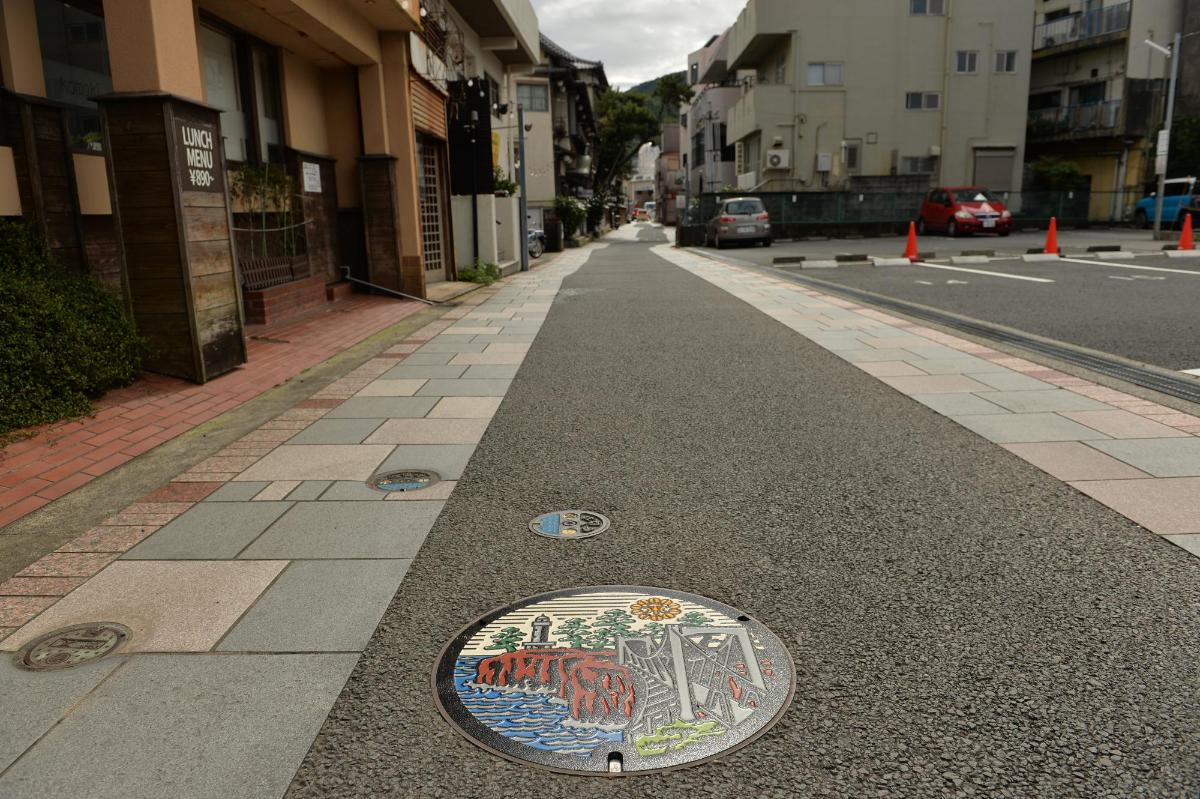 松川通りに設置された城ヶ崎海岸デザインカラーマンホール蓋