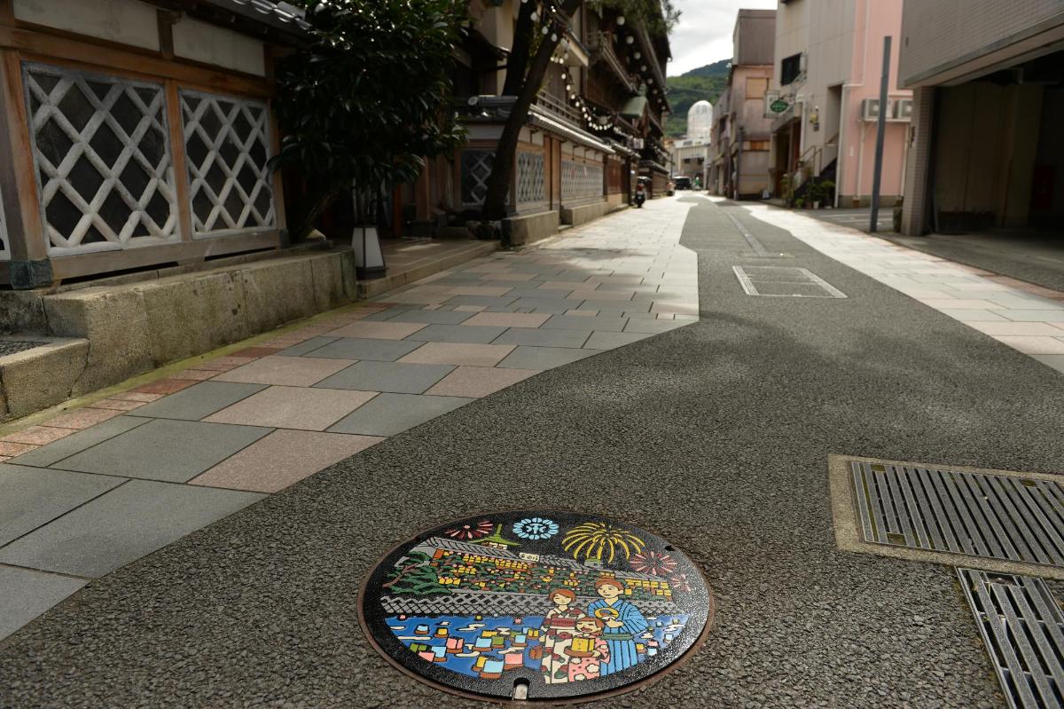 松川通りに設置された東海館と浴衣デザイン（原画の配色）カラーマンホール蓋