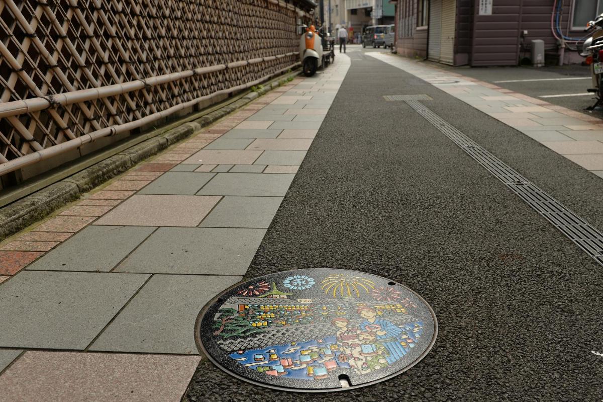 松川通りに設置された東海館と浴衣デザイン（配色変更）カラーマンホール蓋