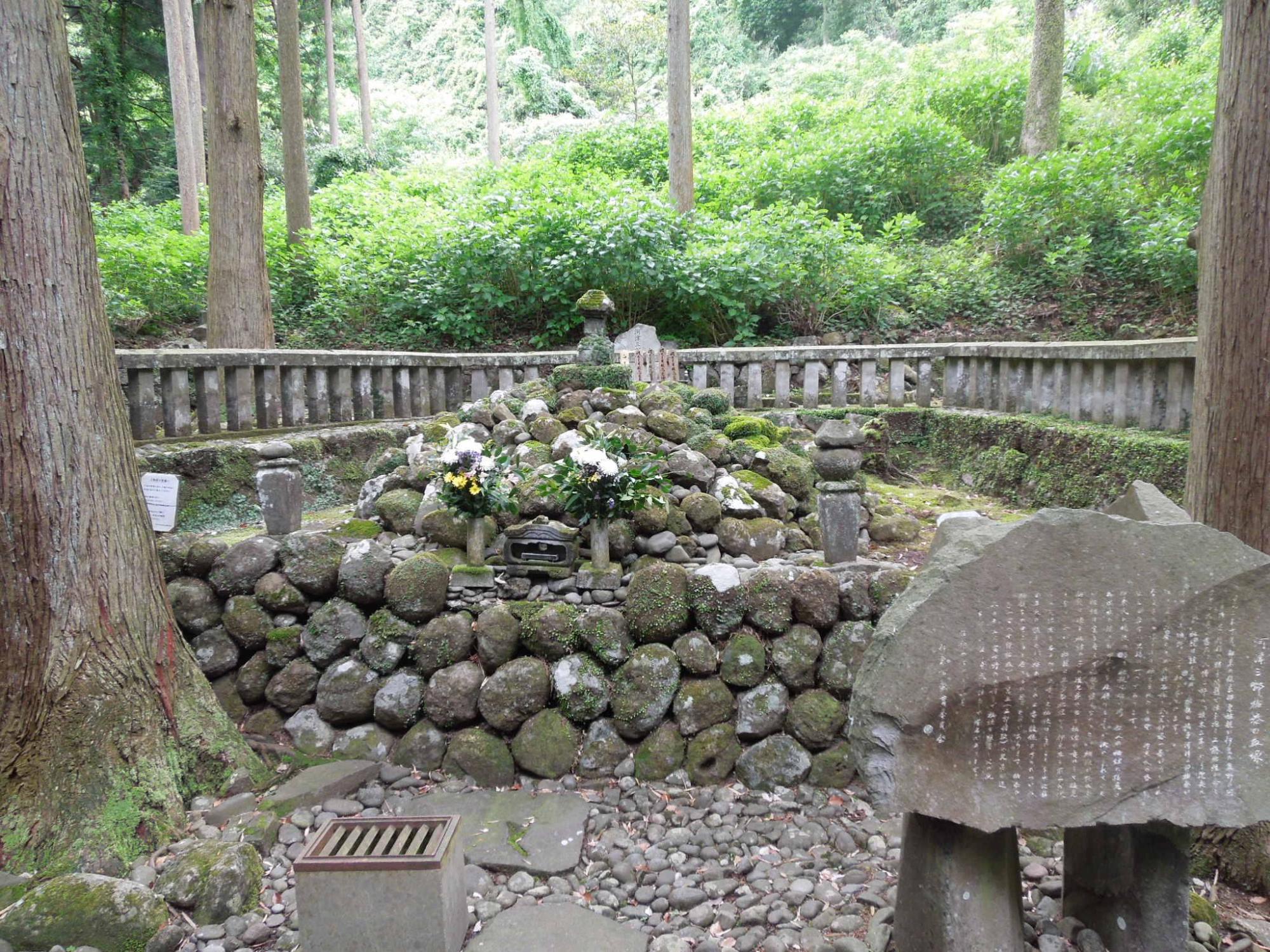 河津三郎祐泰血塚の写真