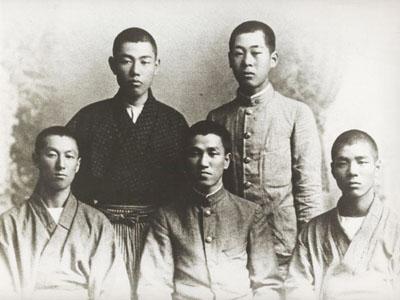 学生時代の杢太郎氏と圓三氏ほか3人が写った白黒写真