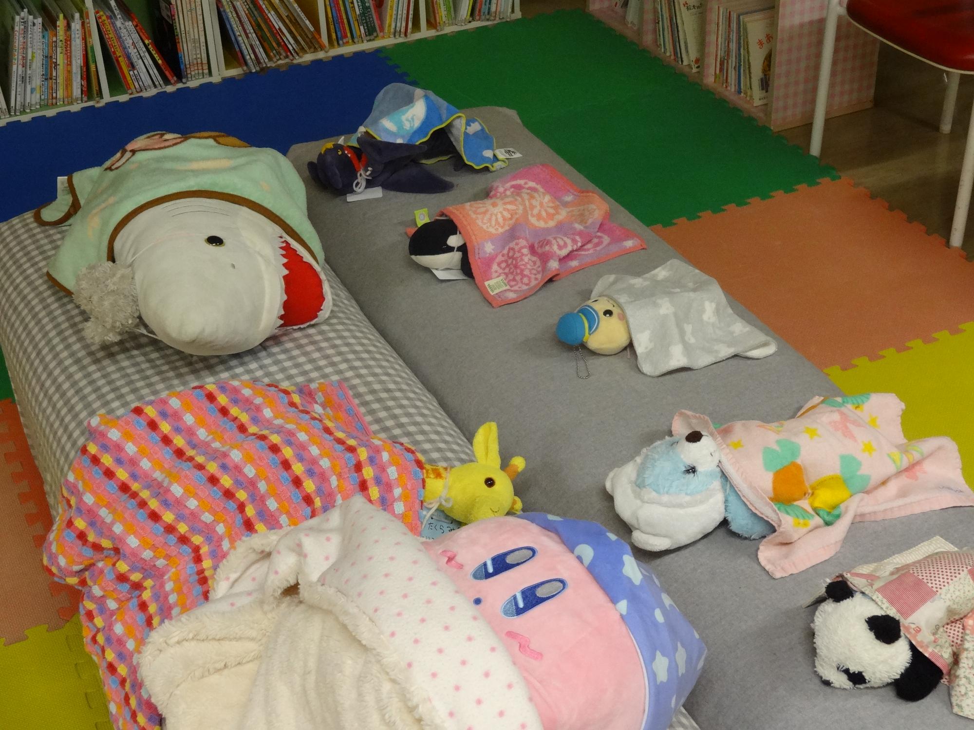 ぬいぐるみが寝ている様子（令和6年1月）