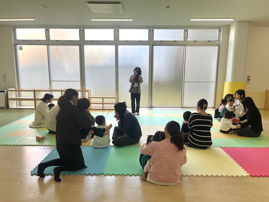 親子でいっしょにわらべうたの様子