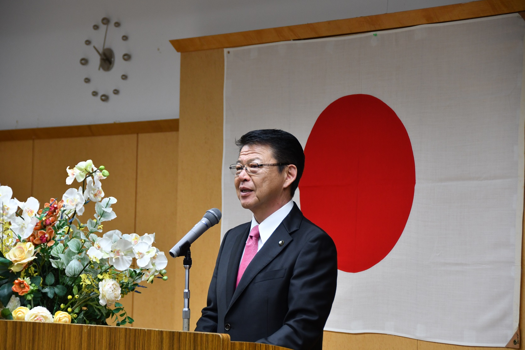 仕事始め式であいさつをする小野市長