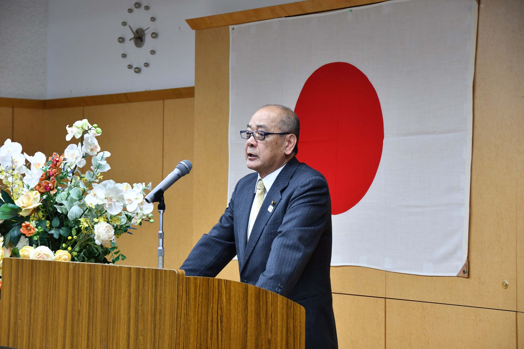 仕事始め式であいさつをする佐山市議会議長