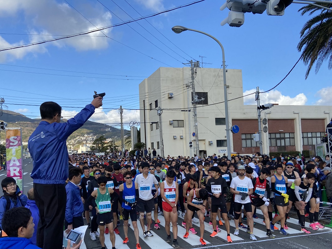 スタートの号砲を鳴らす小野市長