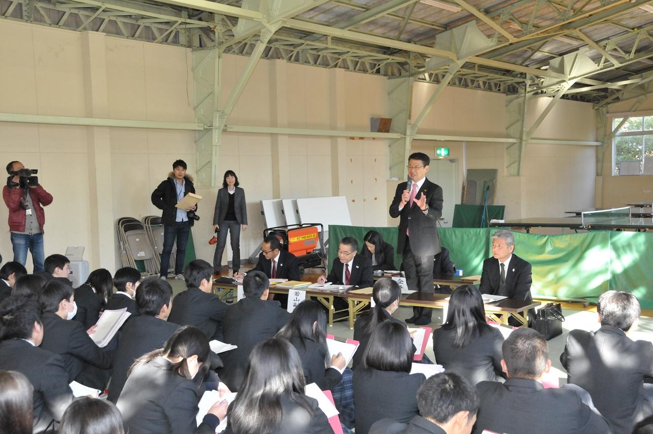 伊東商業高校1年生を対象に実施したタウンミーティングで挨拶する伊東市長の写真