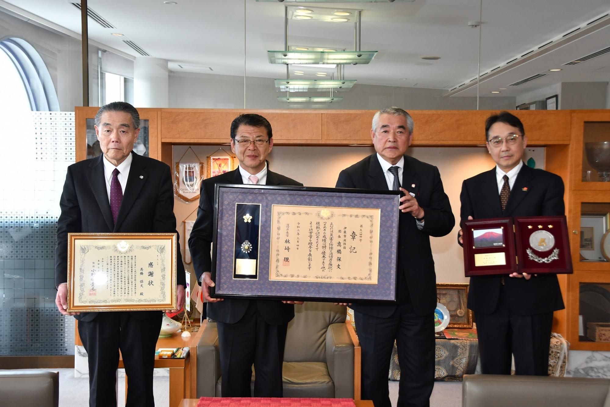 高橋団長と記念撮影をする小野市長