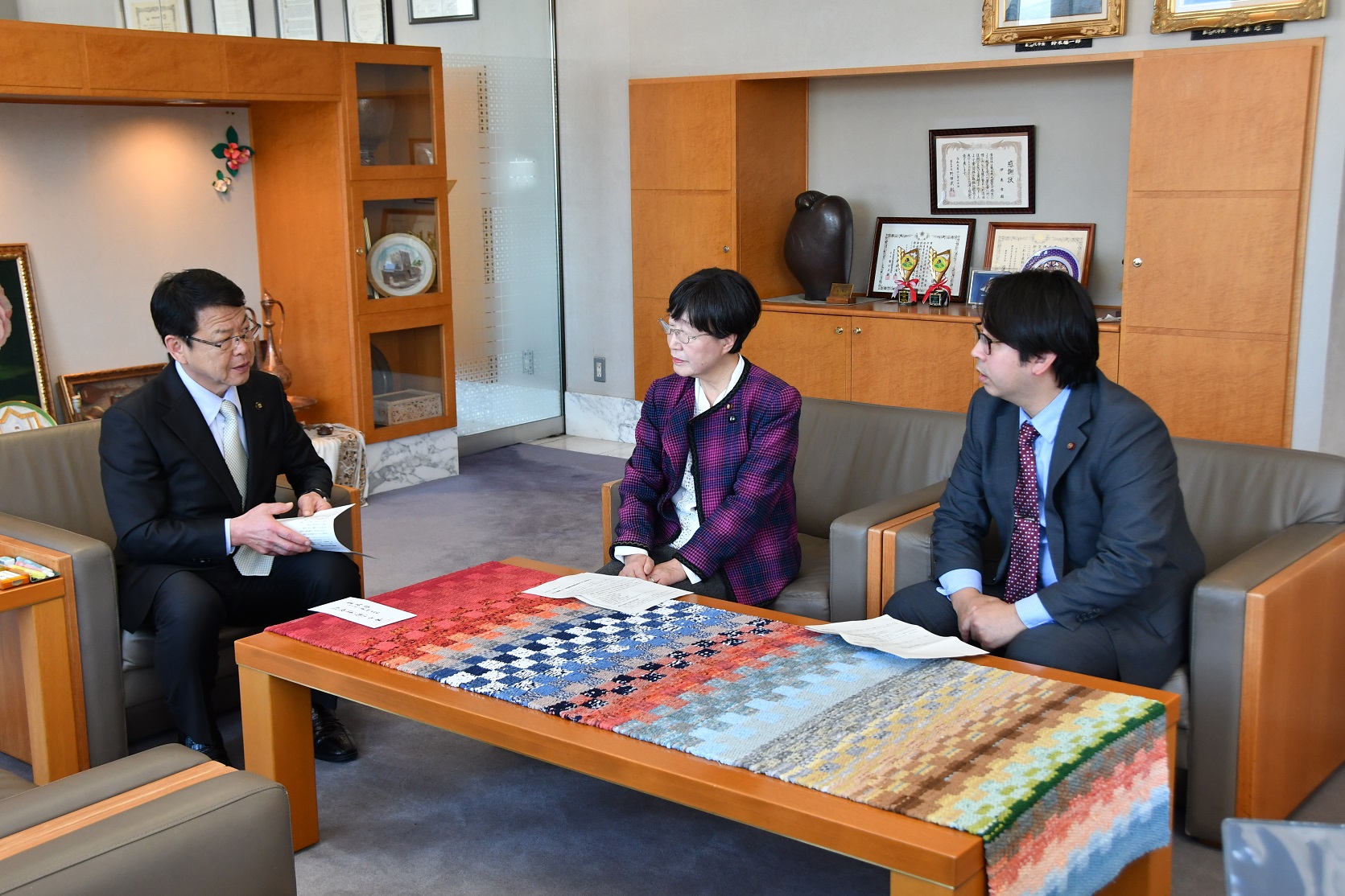 共産党伊東支部の2人から要望書を受け取る小野市長