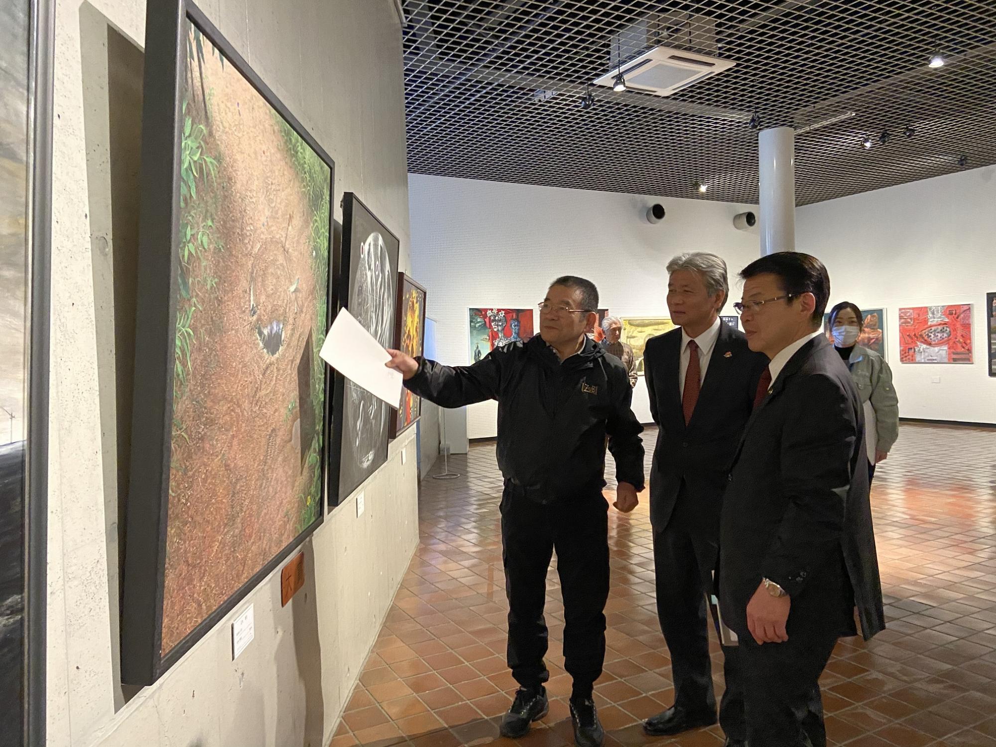 池田20世紀美術館で視察する小野市長と高橋教育長