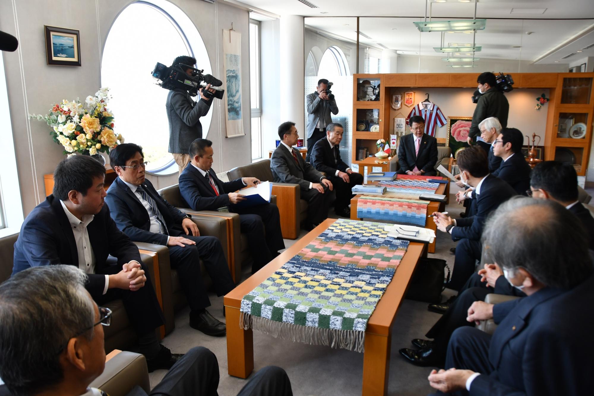 市長と商工関係者の皆さんとの会談風景