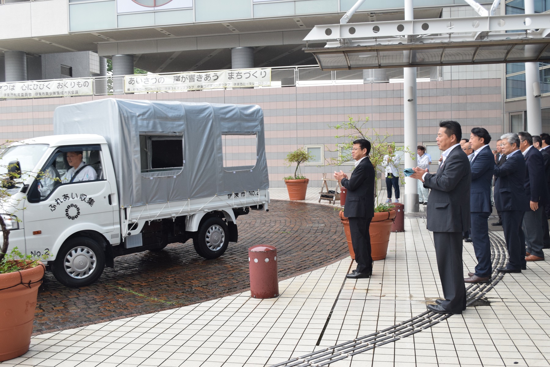 ふれあい収集に出発する車を見送る市長