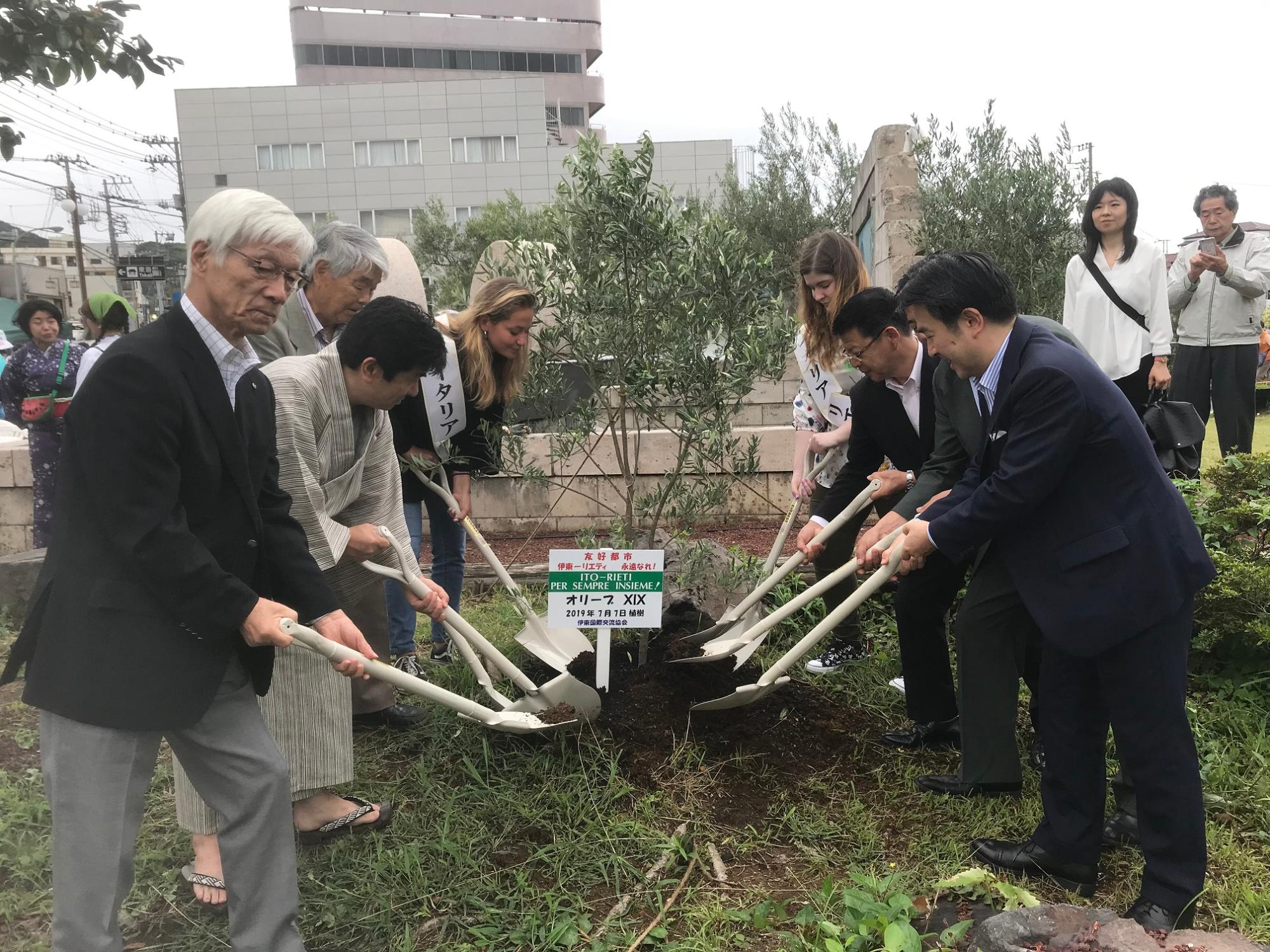 記念植樹をする関係者の皆さん