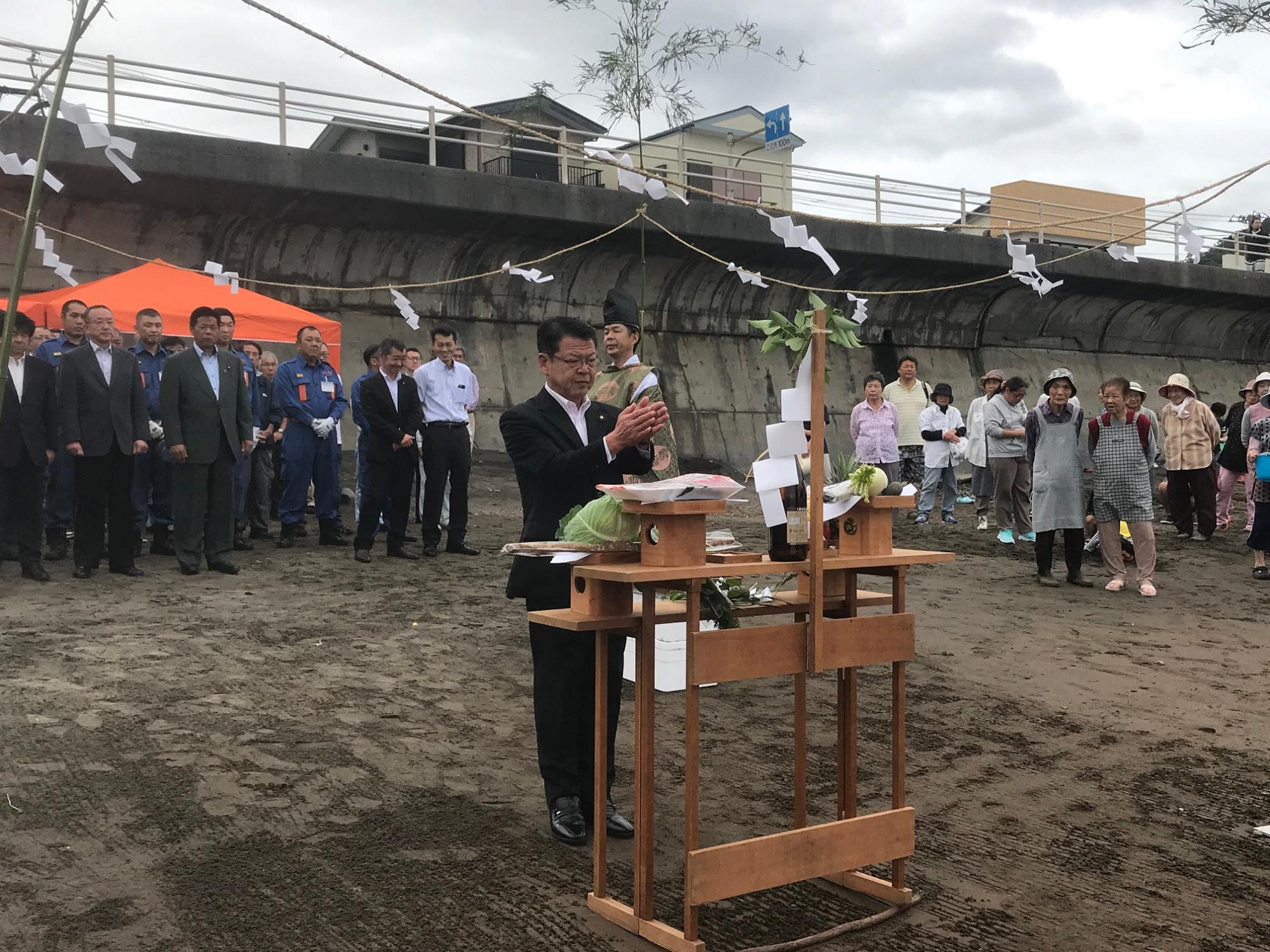 安全祈願祭に出席する小野市長
