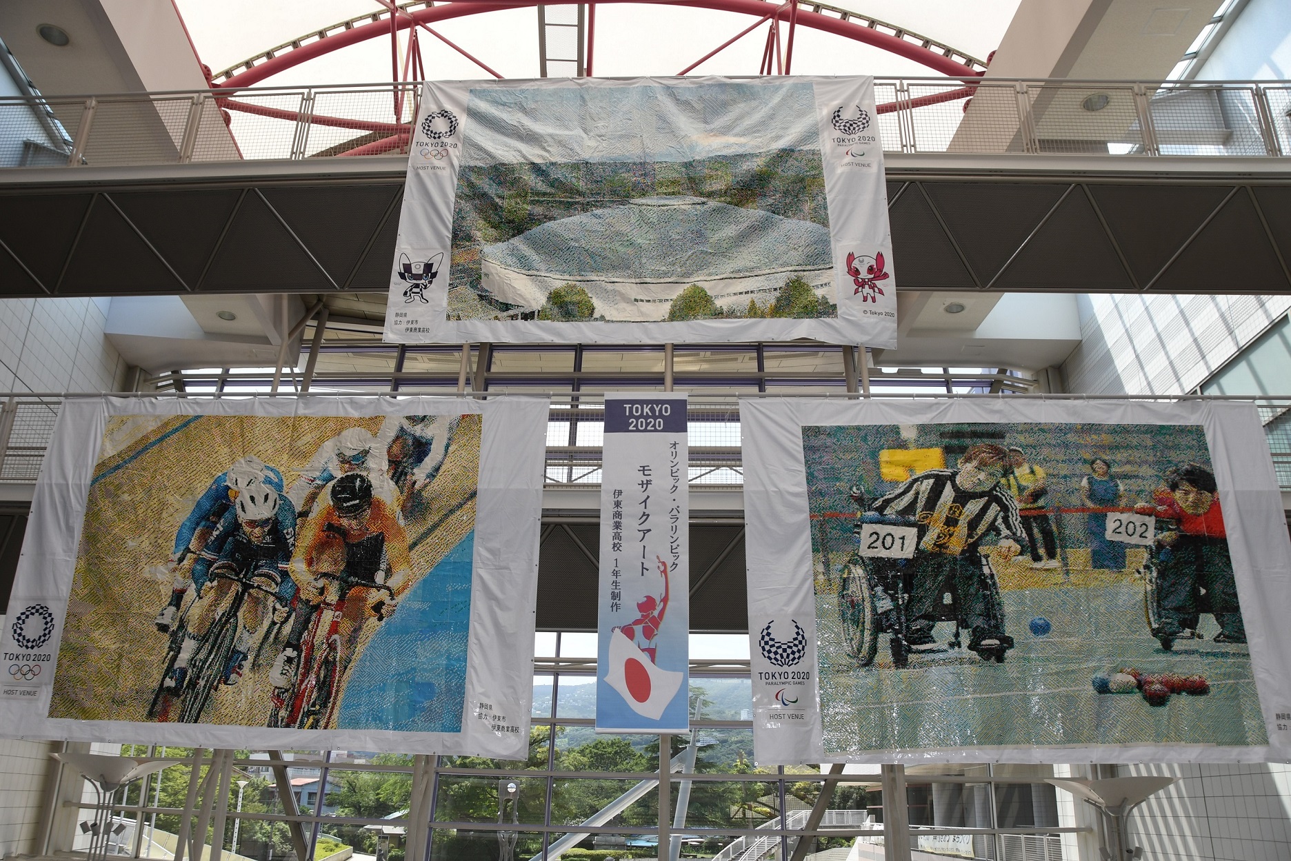 市民ロビーに飾られた3点のモザイクアート