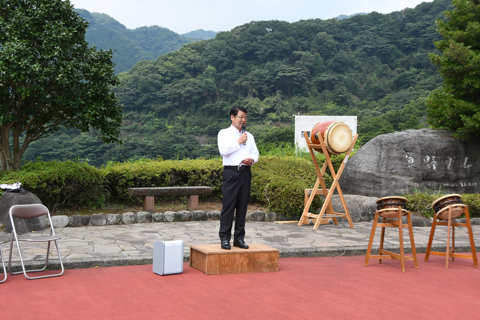 奥野ダム一日ダム教室であいさつをする小野市長