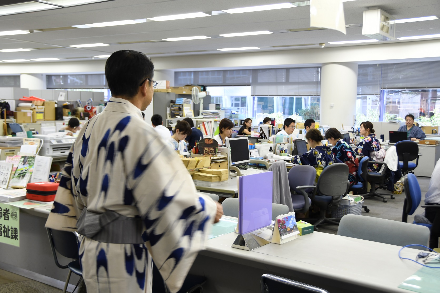 浴衣の日を視察する小野市長