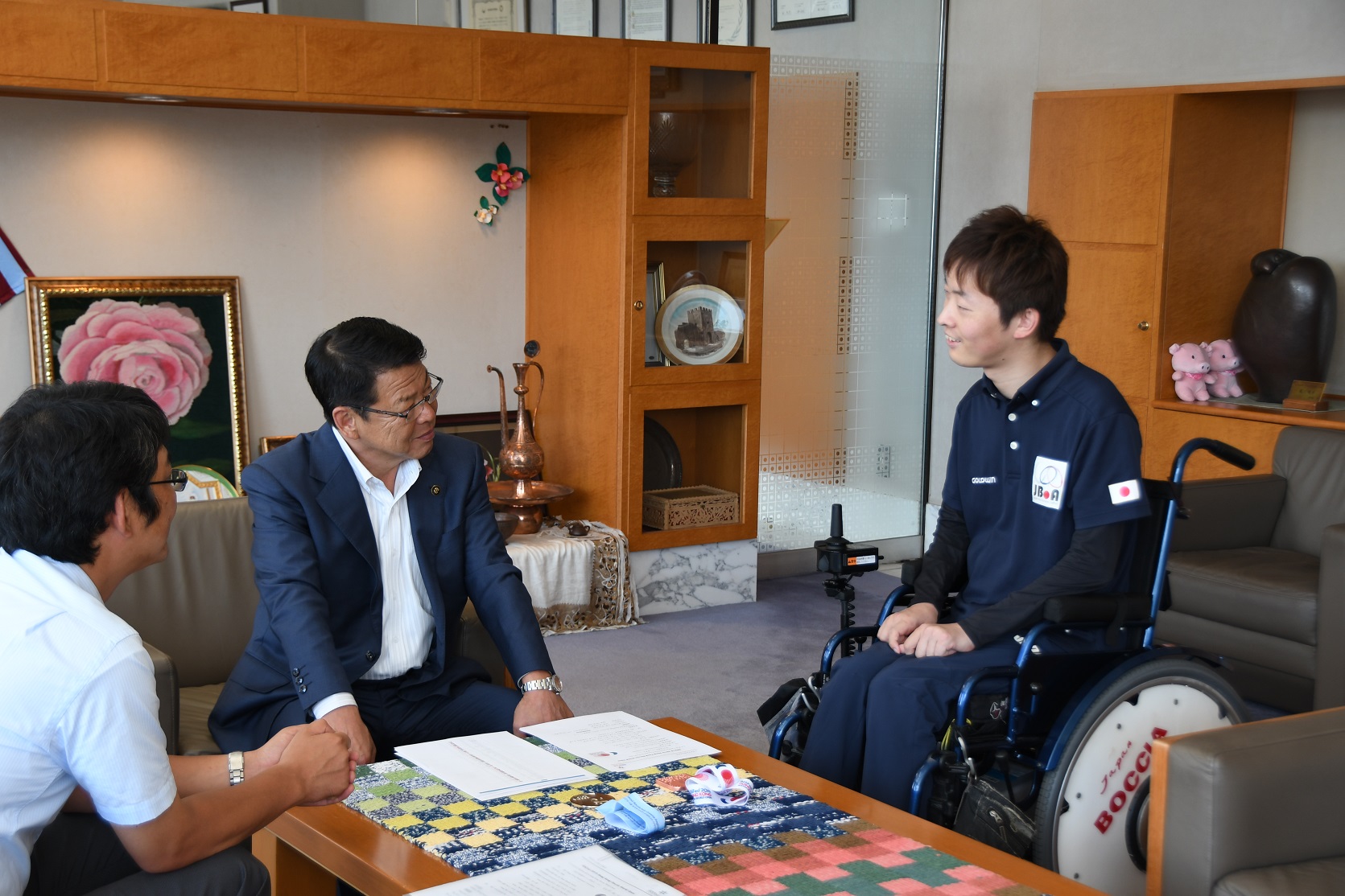 ボッチャ杉村さんと談笑する小野市長