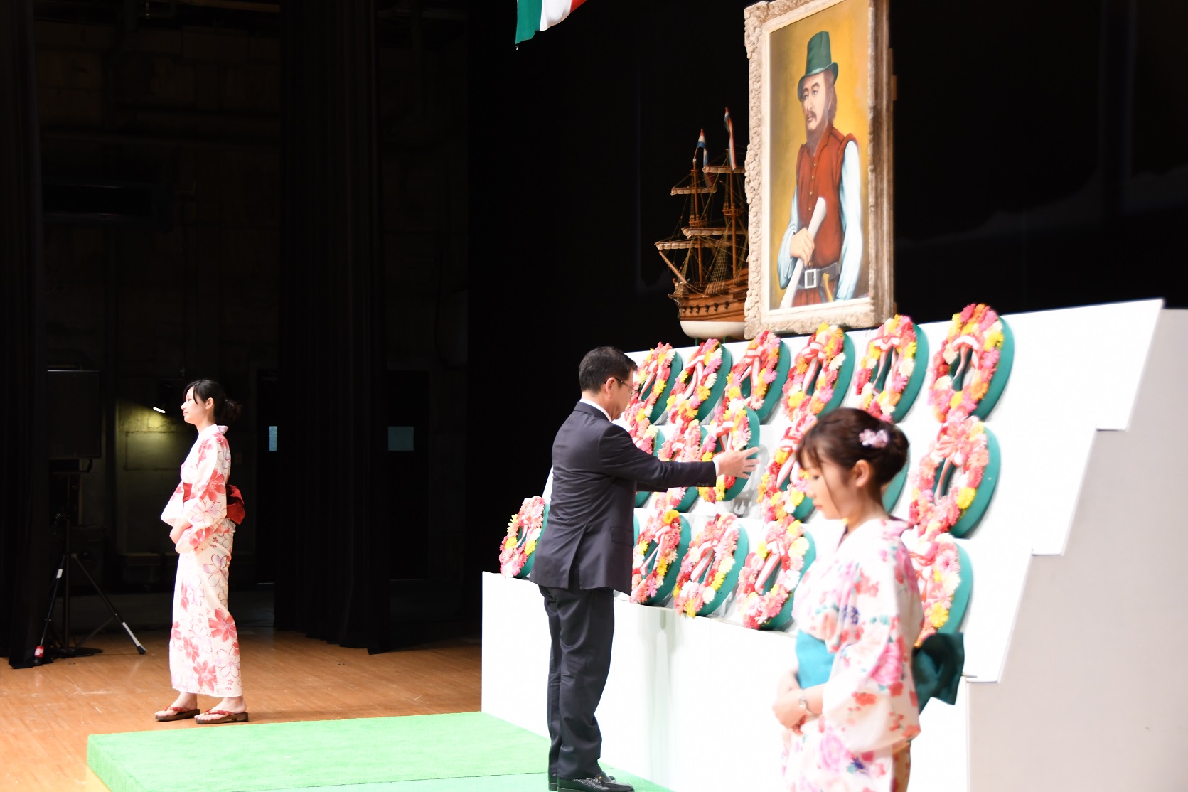 按針祭式典で花輪を奉天する市長