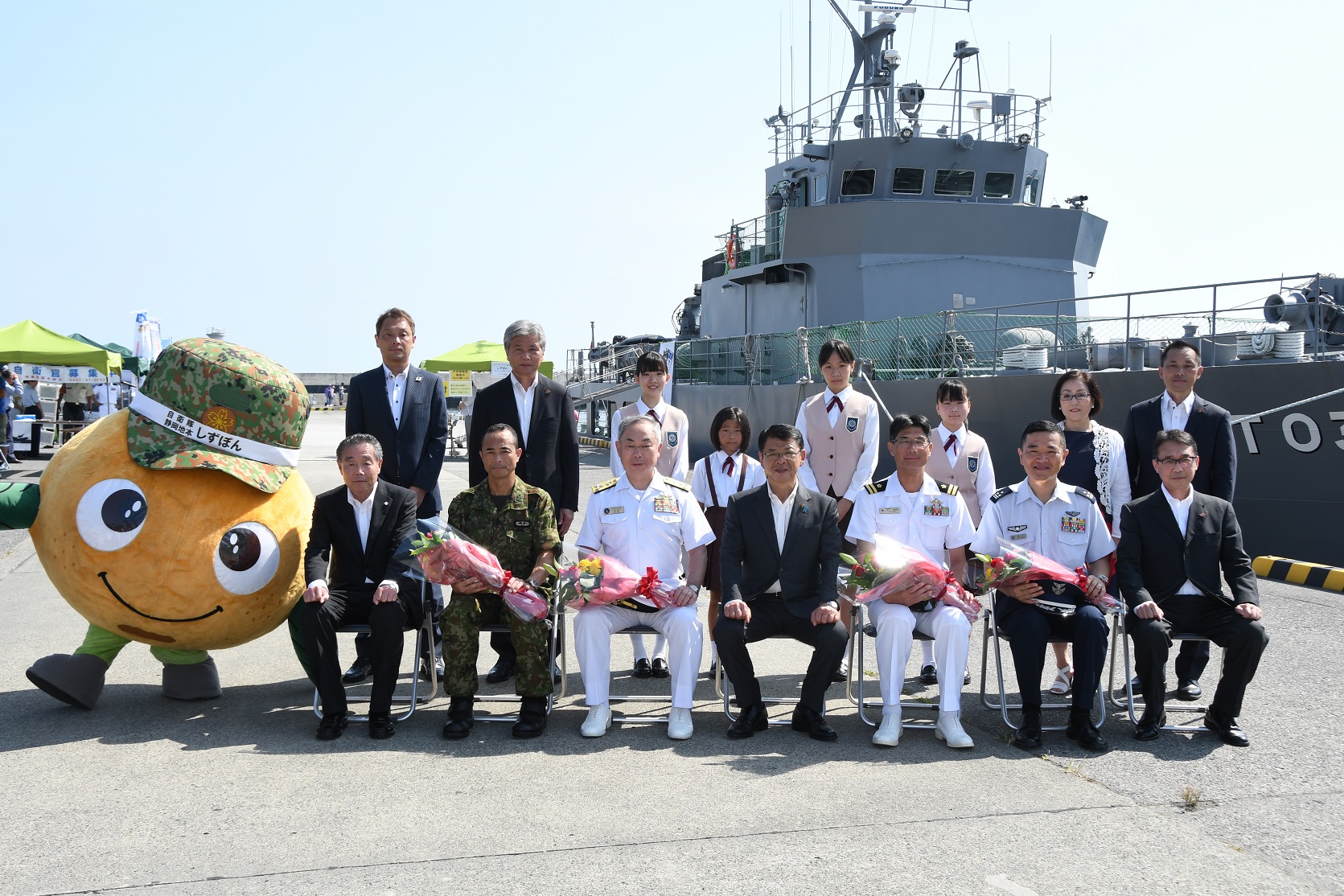 自衛隊横須賀地方総監らと記念撮影をする小野市長