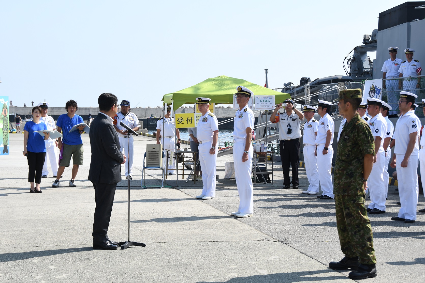 自衛隊の皆さんにあいさつをする小野市長