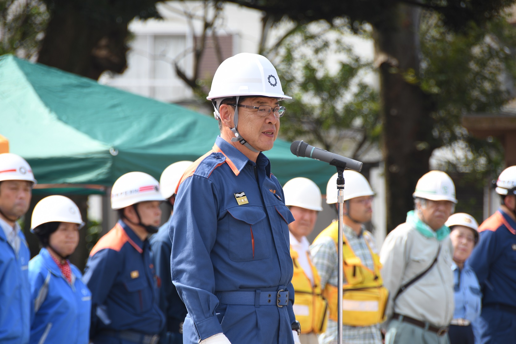 防災訓練であいさつをする小野市長