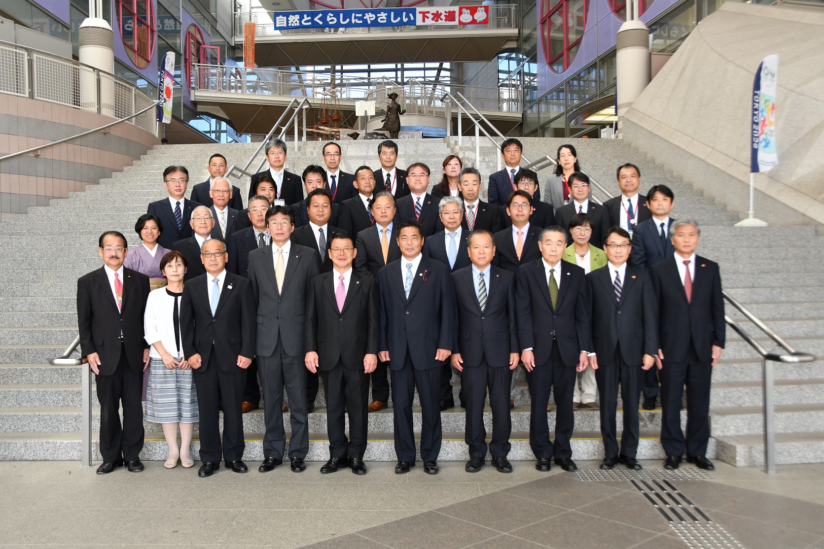 第18期伊東市議会議員の皆さんと記念撮影