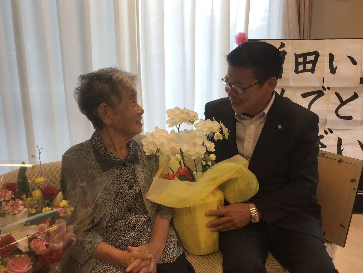 100歳長寿者を表敬訪問する市長
