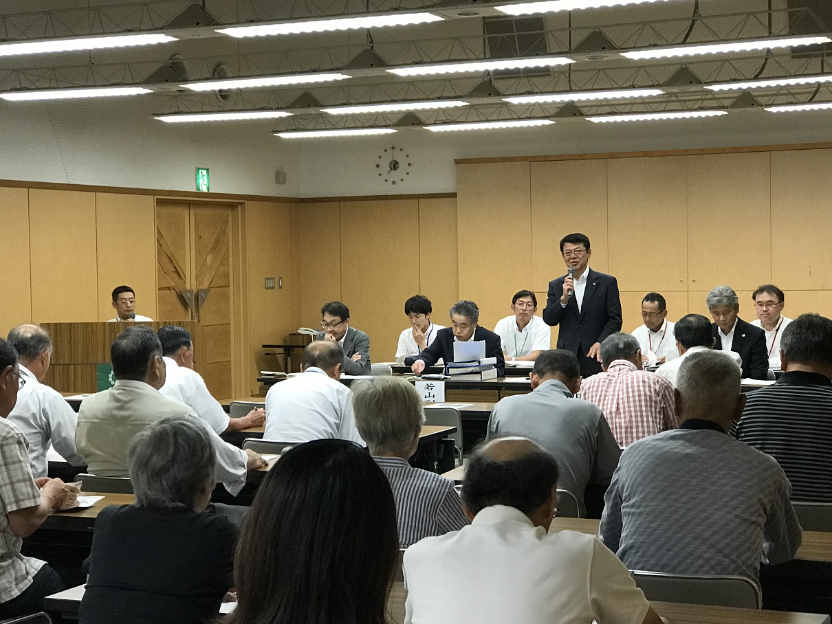 地域タウンミーティング玖須美であいさつをする小野市長