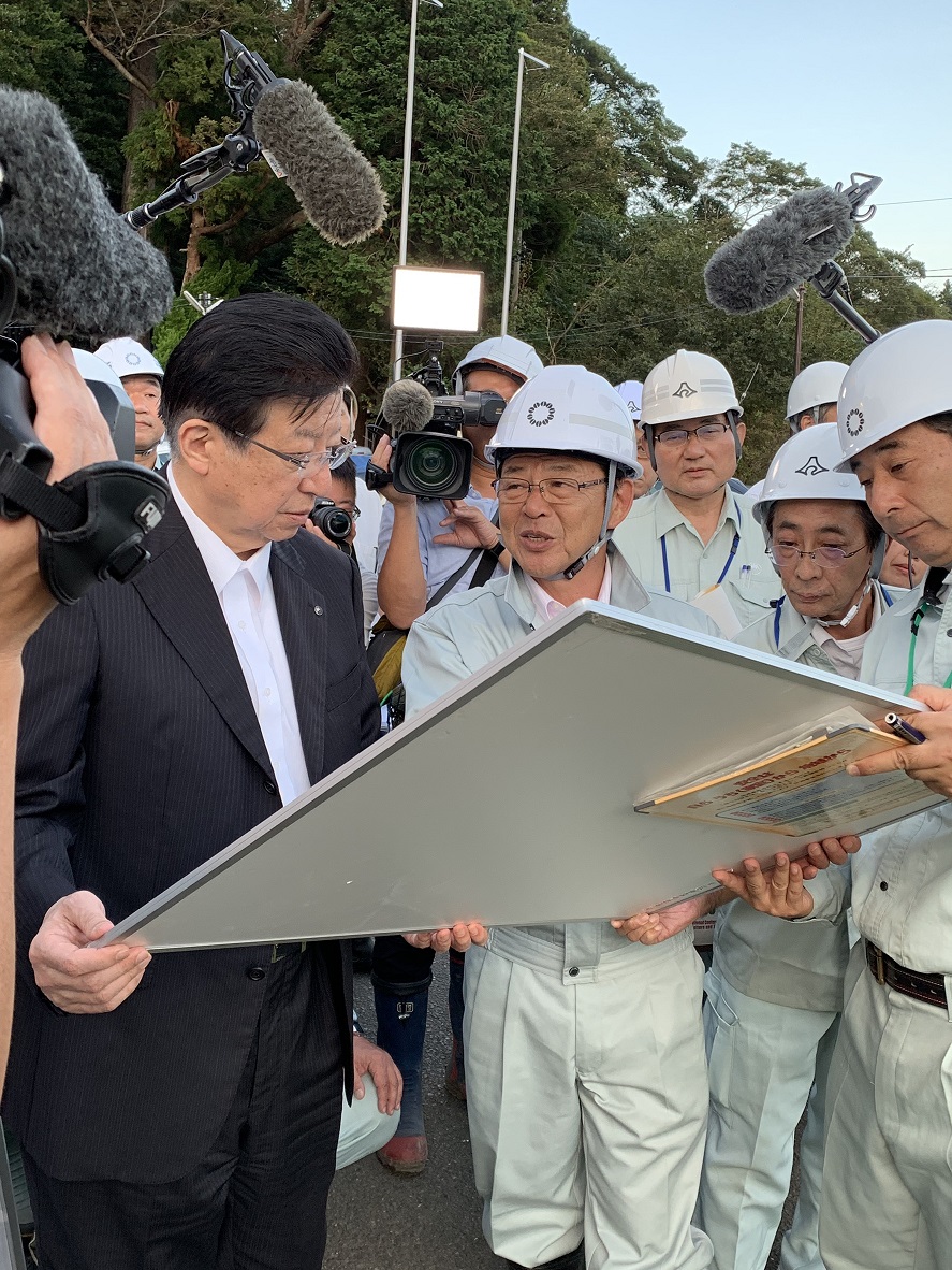 川勝知事に説明をする小野市長