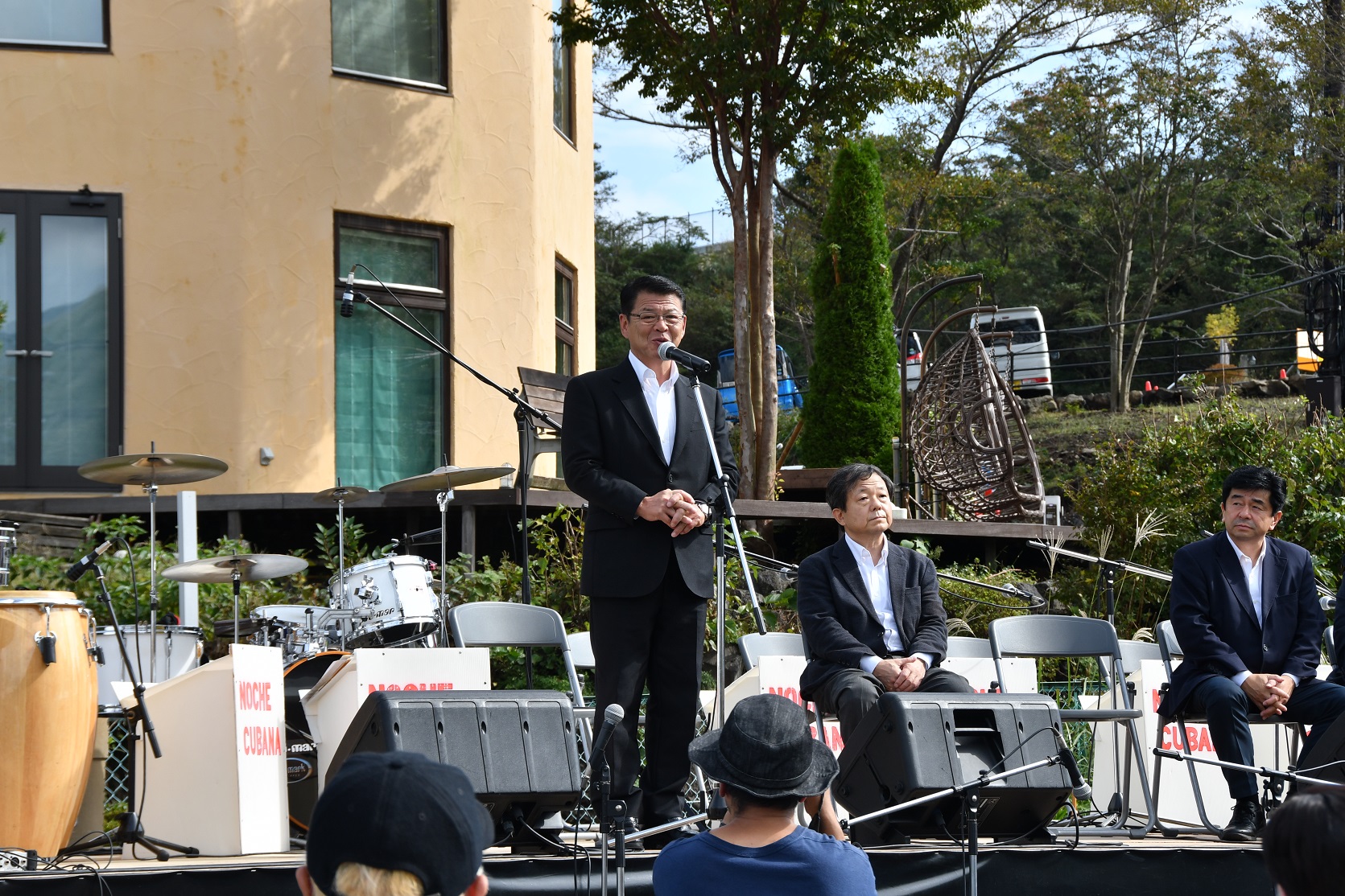 芸術フェスタであいさつをする小野市長