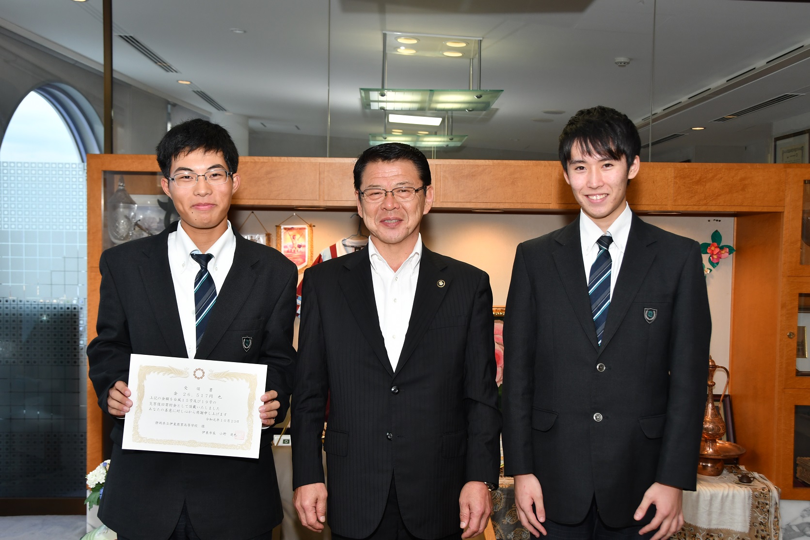 伊東商業高校の生徒と記念撮影をする小野市長