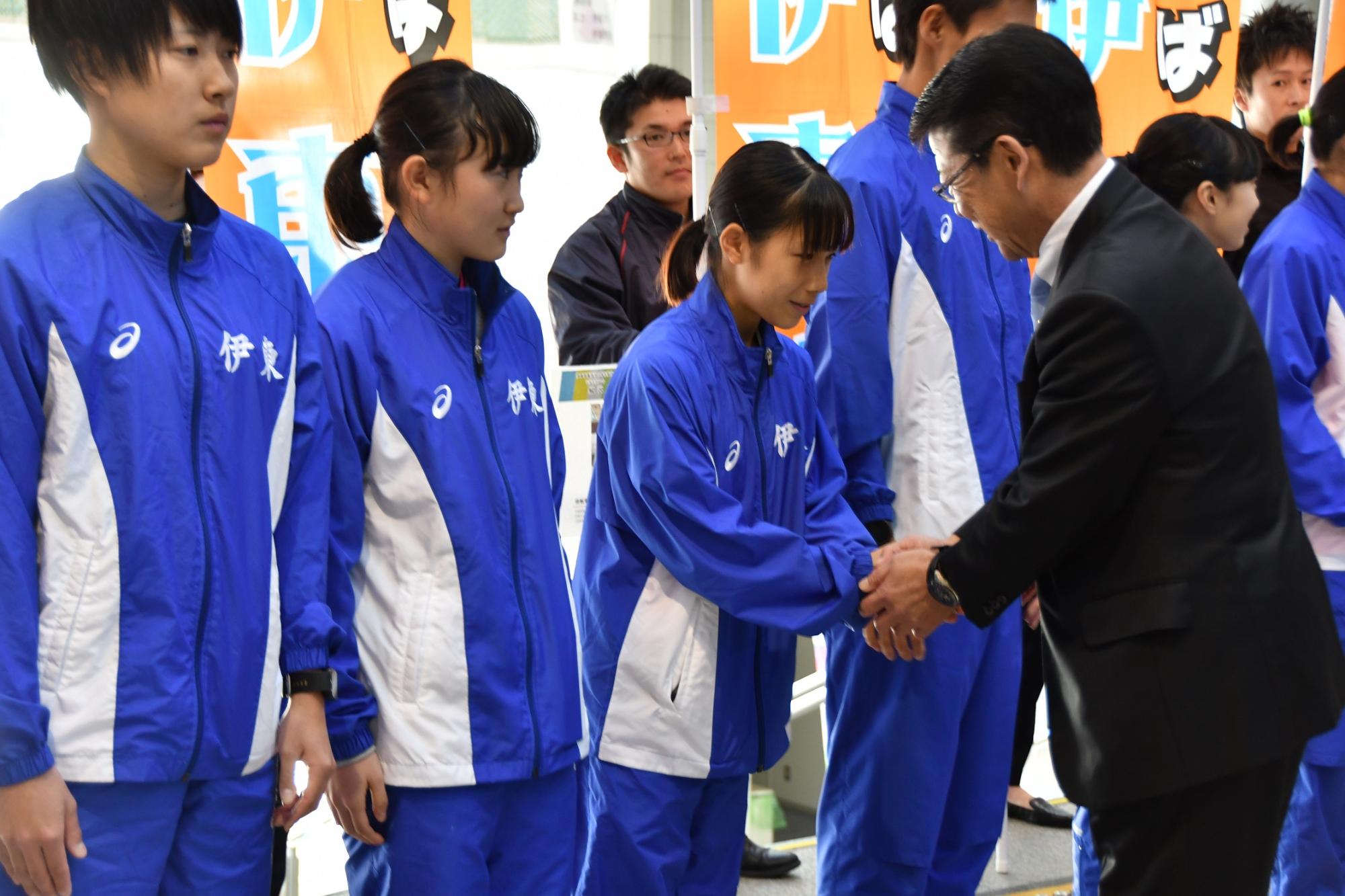 選手たちと握手をする小野市長