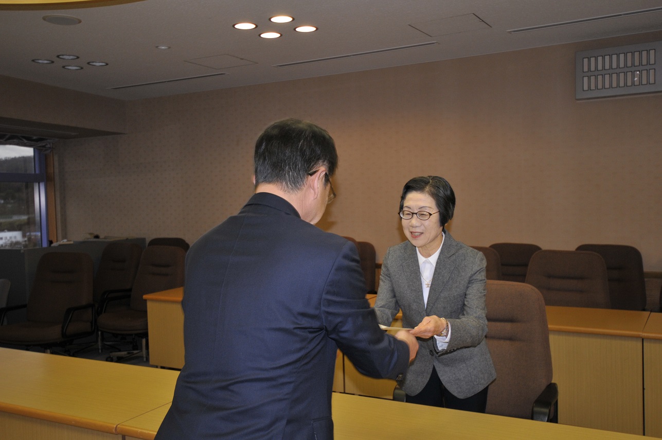 教育委員に委嘱状を交付する小野市長