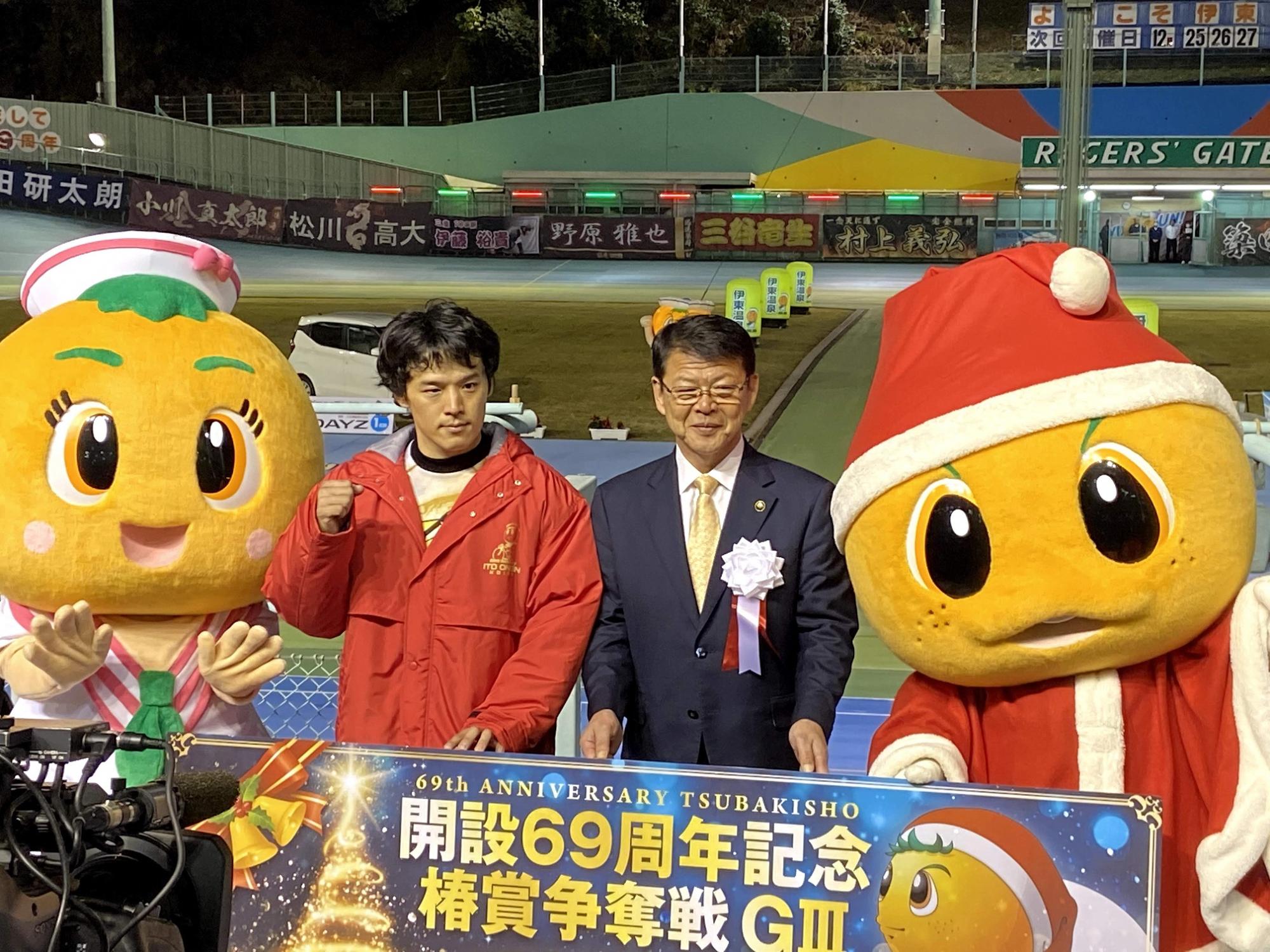 椿賞争奪戦優勝の三谷選手と小野市長