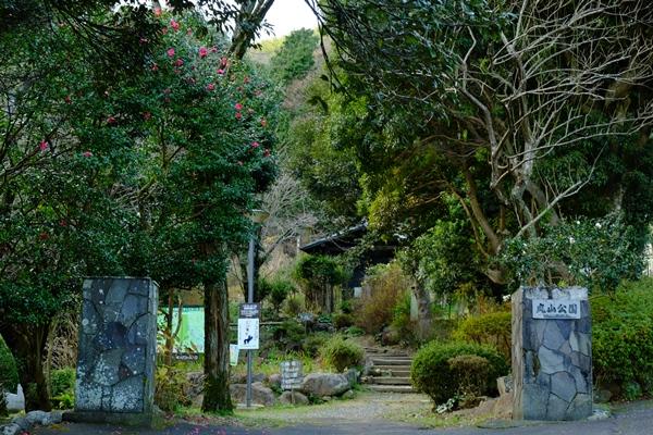 公園入口と門柱の写真