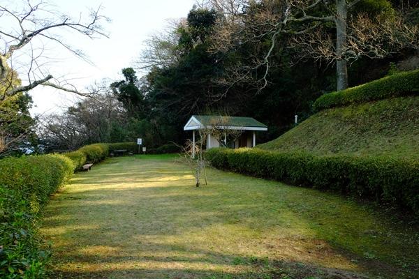 屋根のあるトイレの写真