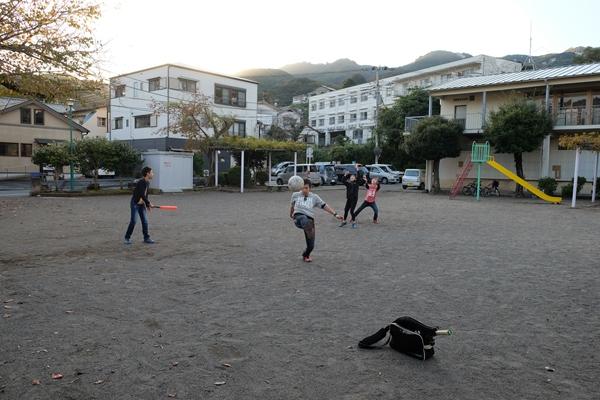 公園でボールリフティングをする子供と野球をする子供たちの写真