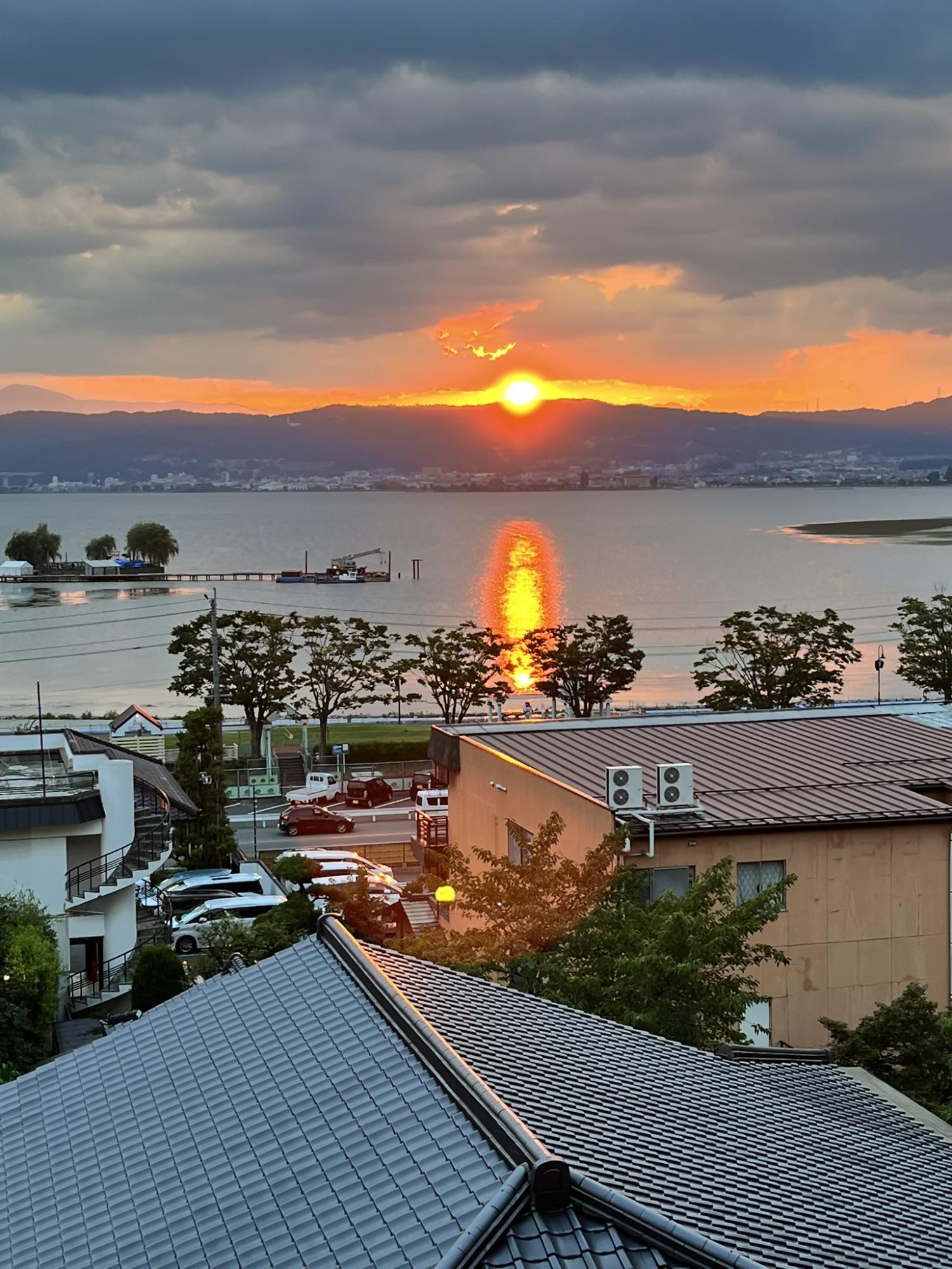 伊東市賞「雄大な諏訪湖に沈む夕日」