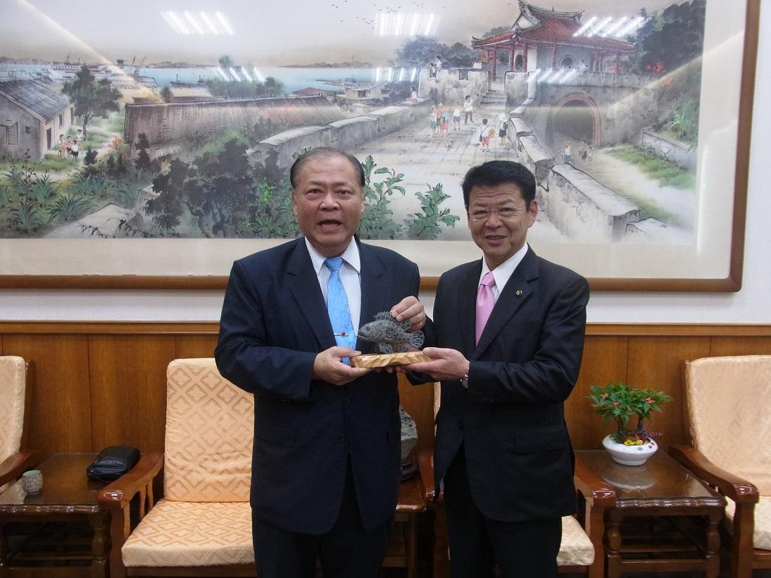 2017年10月19日 陳光復県知事と並ぶ伊東市長の写真
