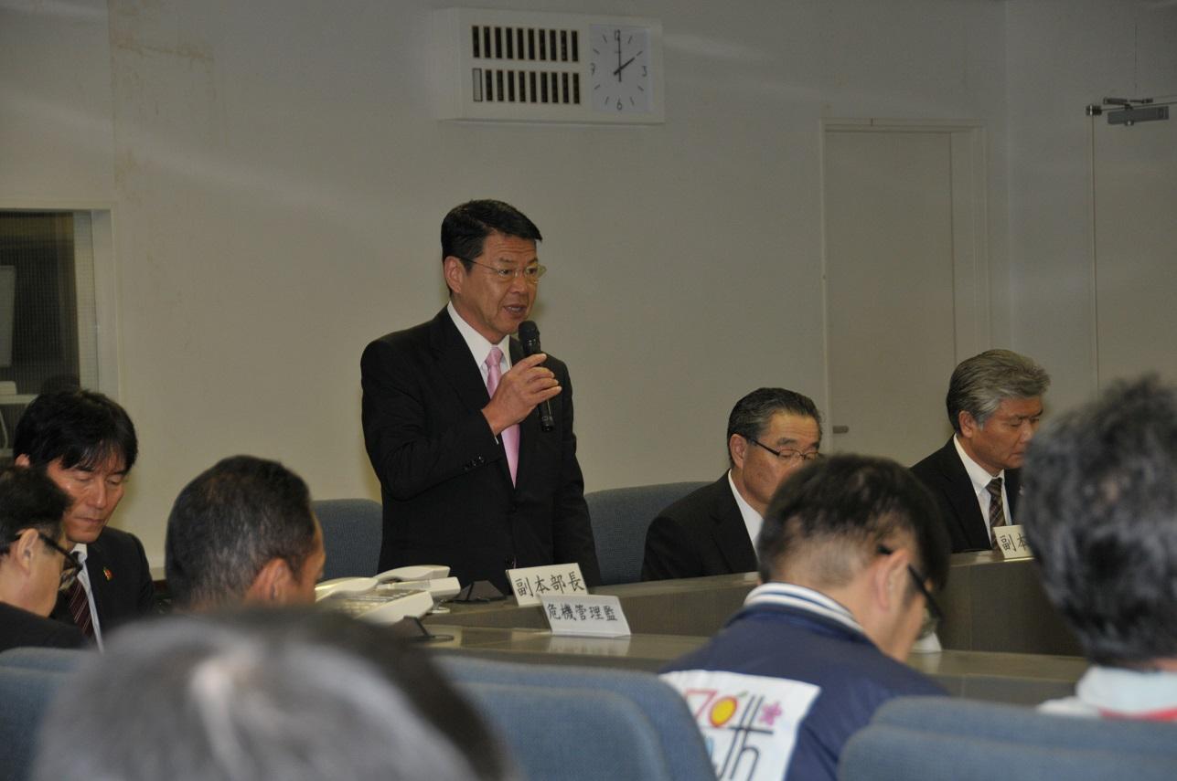 2017年11月9日説明会で席を立ちマイクを持つ市長の写真