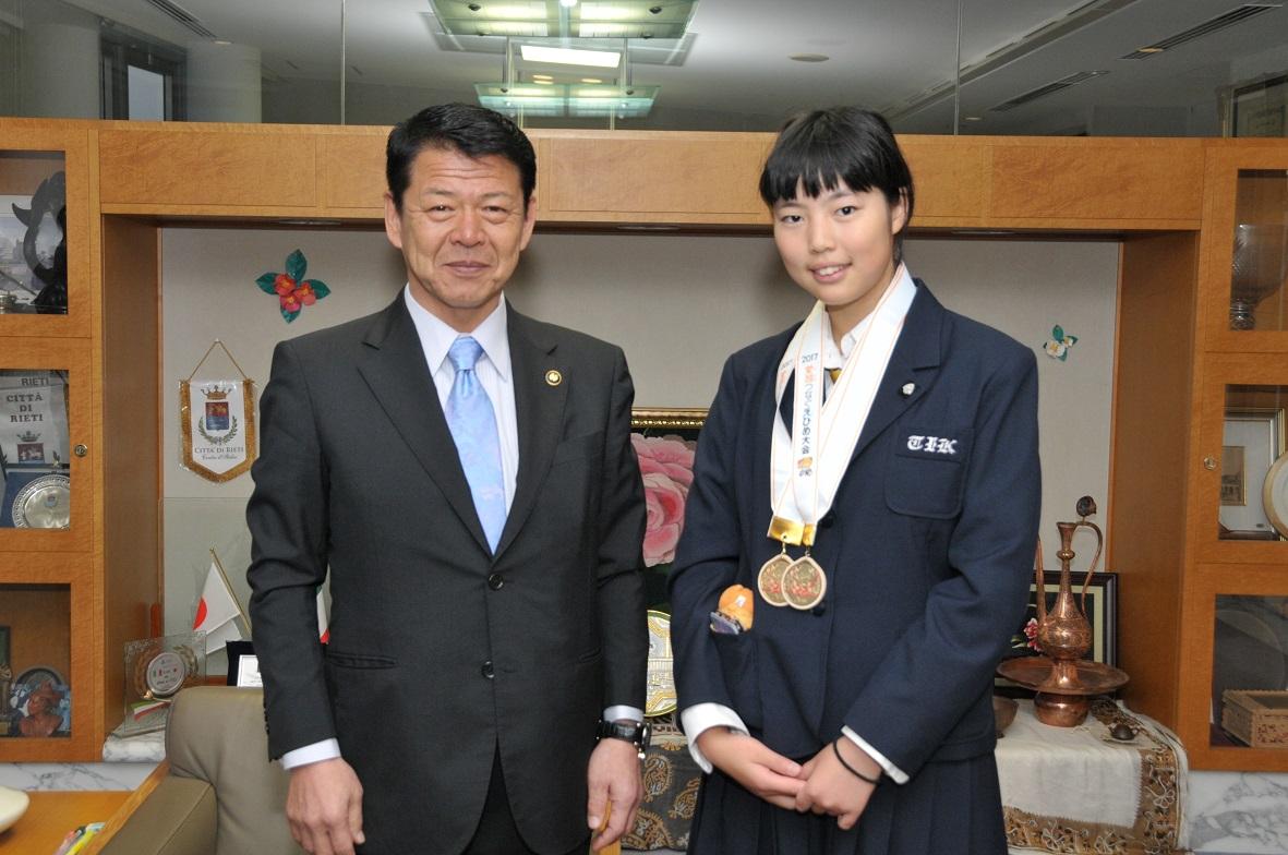 2017年11月14日金メダル2つを首にかけた井戸杏香さんと並ぶ市長の写真