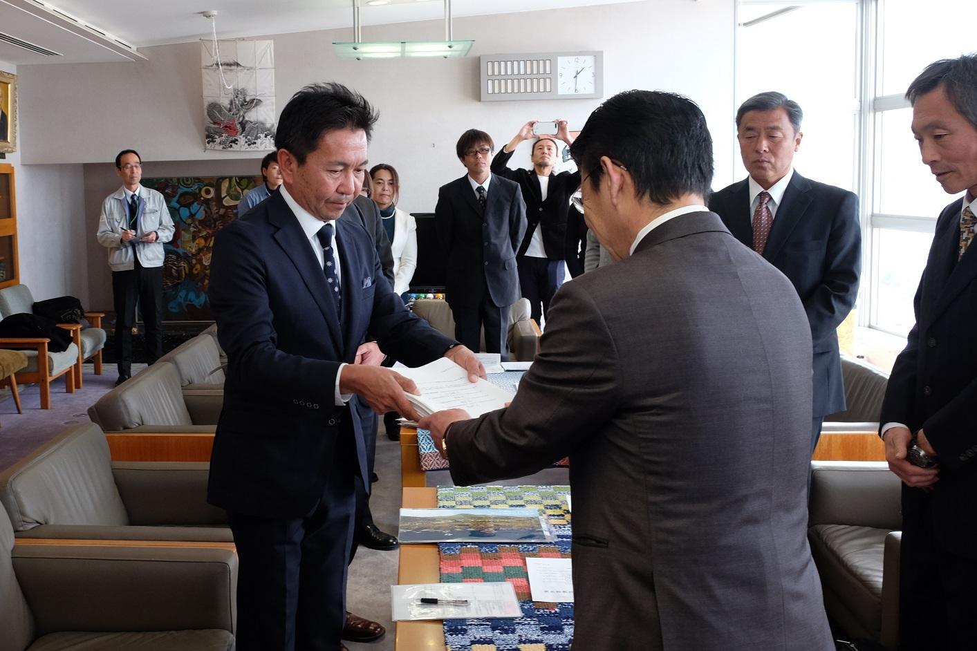 2017年12月7日伊豆高原海を守る会から要望書を受取る市長の写真