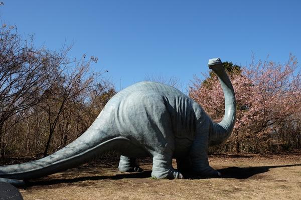恐竜モニュメント（ブロントサウルス）の写真