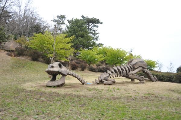 恐竜モニュメント（スケルトンザウルス）の写真